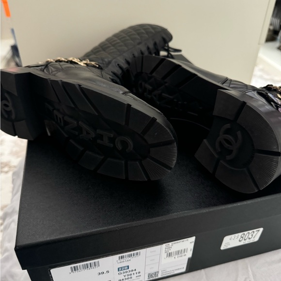 Tall combat, Chanel boots with chain - Picture 2 of 2